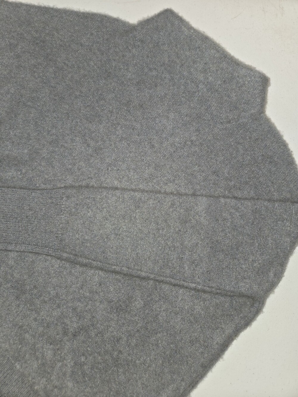 Vince 100% cashmere gray mockneck sweater size medium